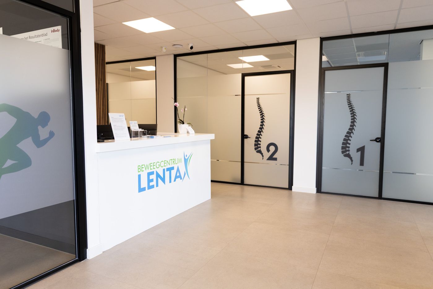 De balie en behandelkamers van Beweegcentrum Lenta