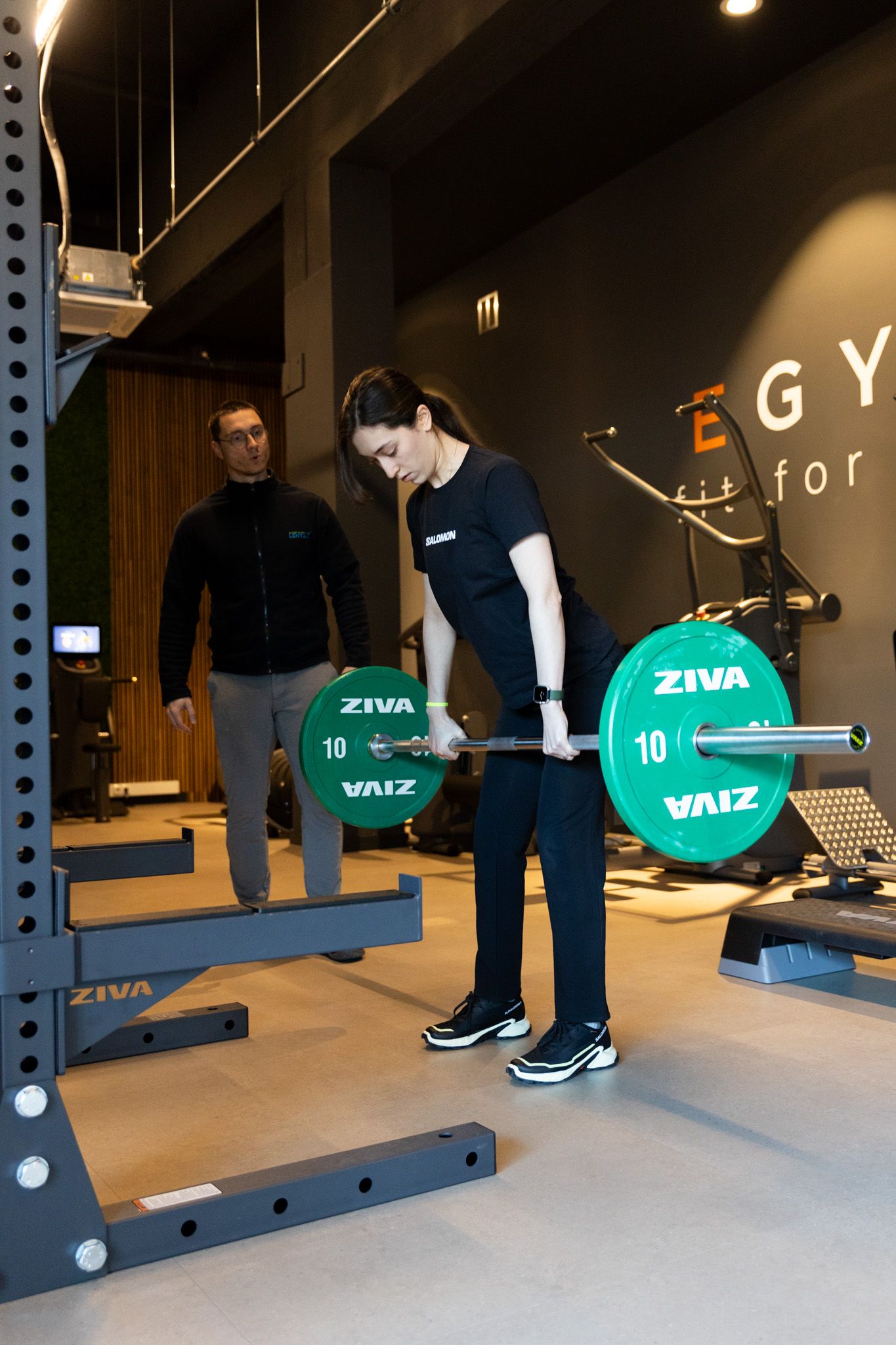Een fysiotherapeut van Lenta begeleidt een training in de E-Gym-zaal
