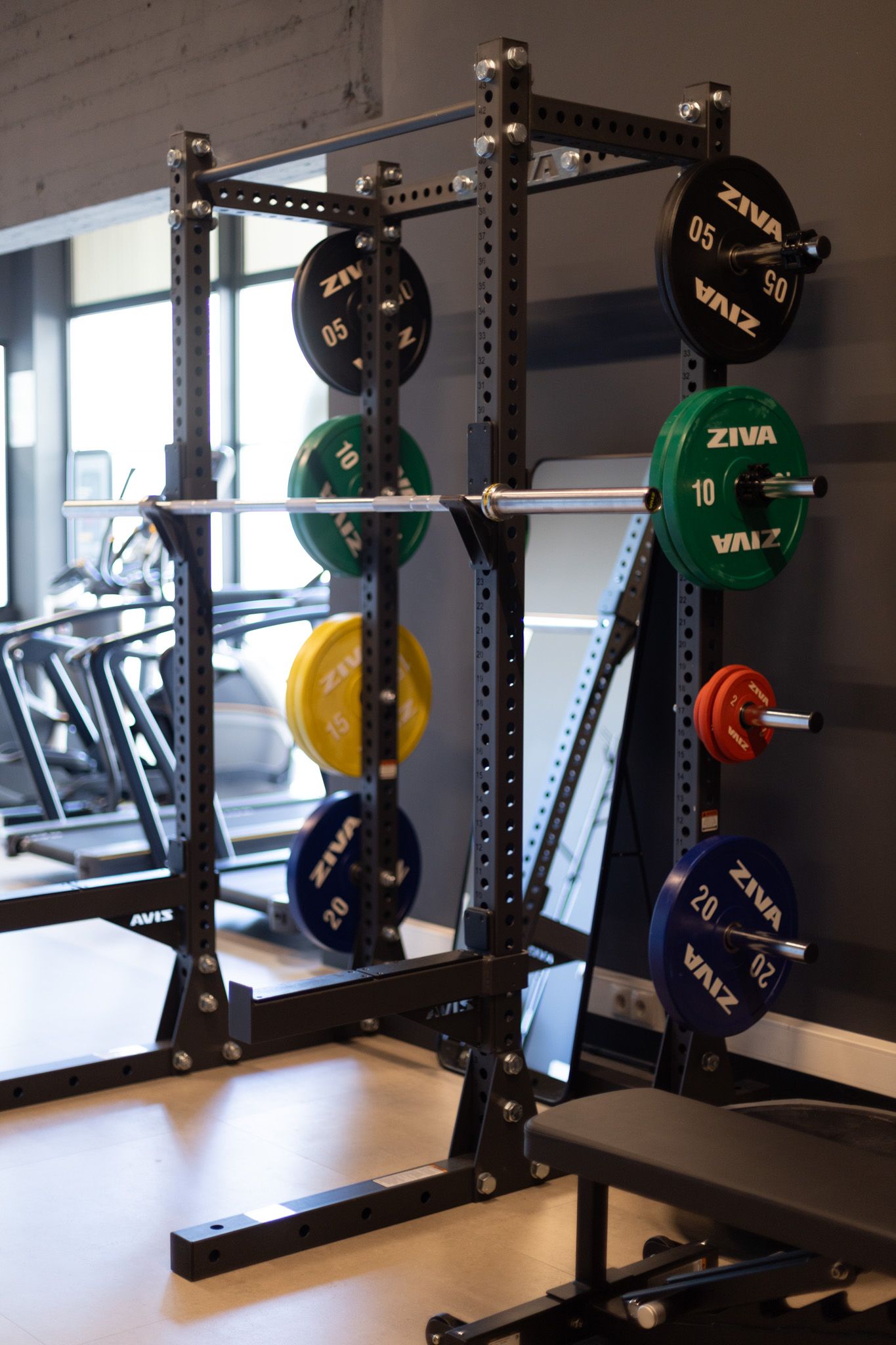 Squatrek met gewichten in de trainingszaal van Lenta